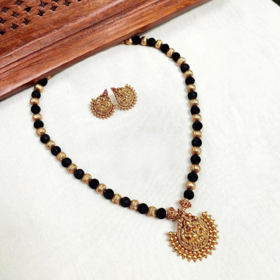 Kaltury™ Black Thread Kemp Stone Lakshmi Necklace Set