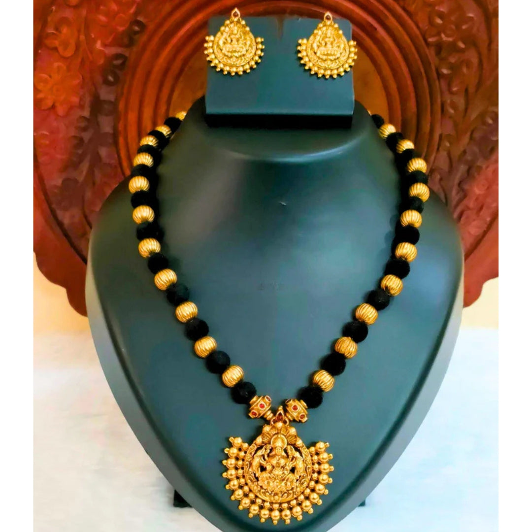Kaltury™ Black Thread Kemp Stone Lakshmi Necklace Set