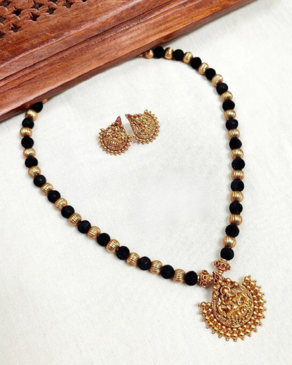 Kaltury™ Black Thread Kemp Stone Lakshmi Necklace Set