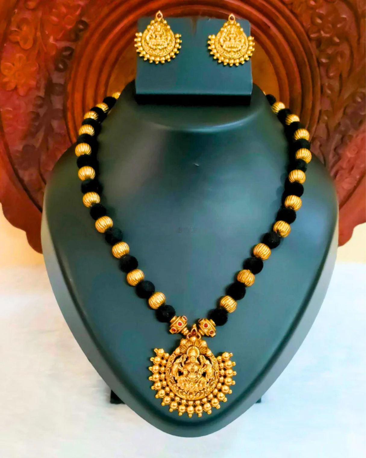 Kaltury™ Black Thread Kemp Stone Lakshmi Necklace Set