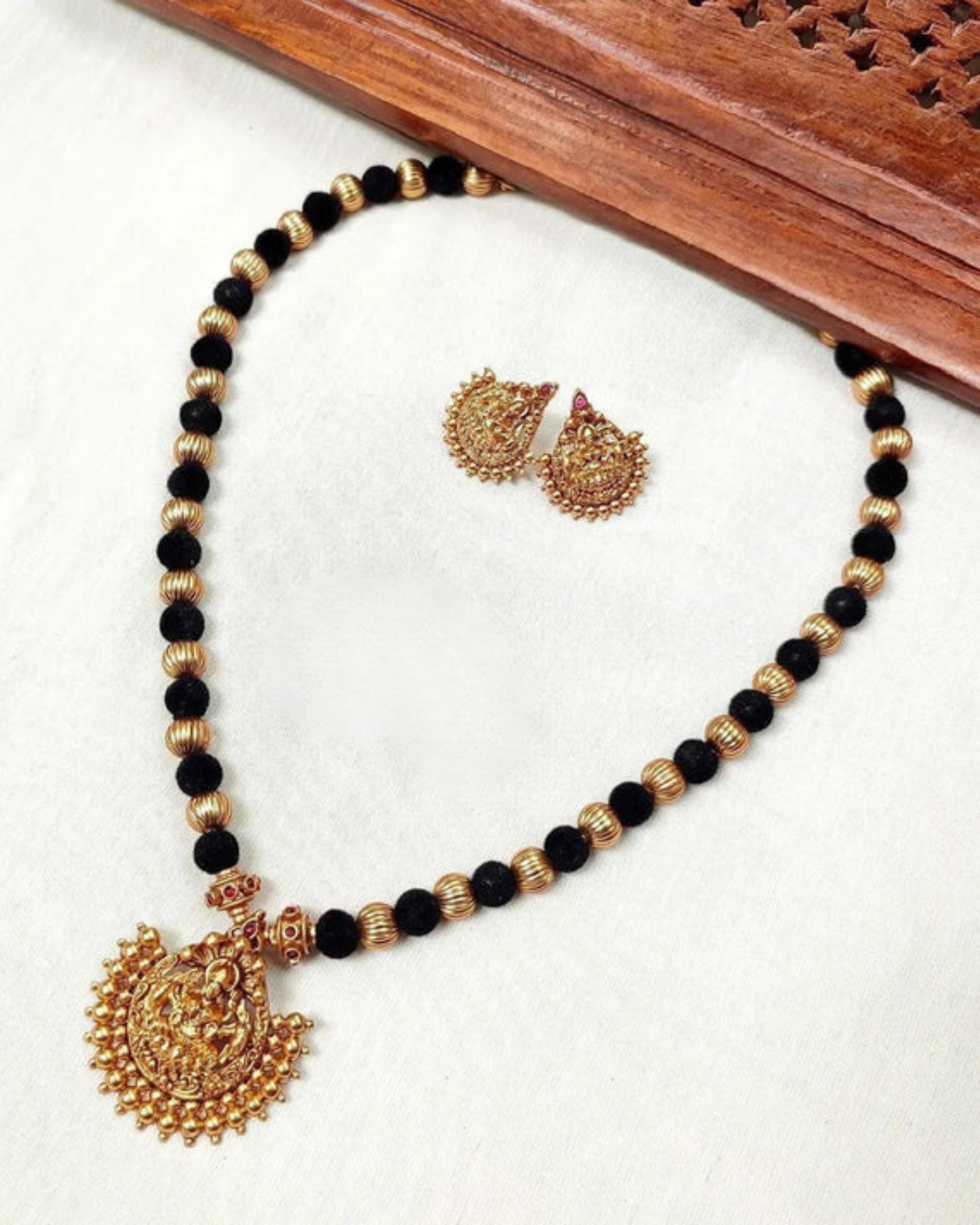 Kaltury™ Black Thread Kemp Stone Lakshmi Necklace Set