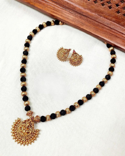 Kaltury™ Black Thread Kemp Stone Lakshmi Necklace Set