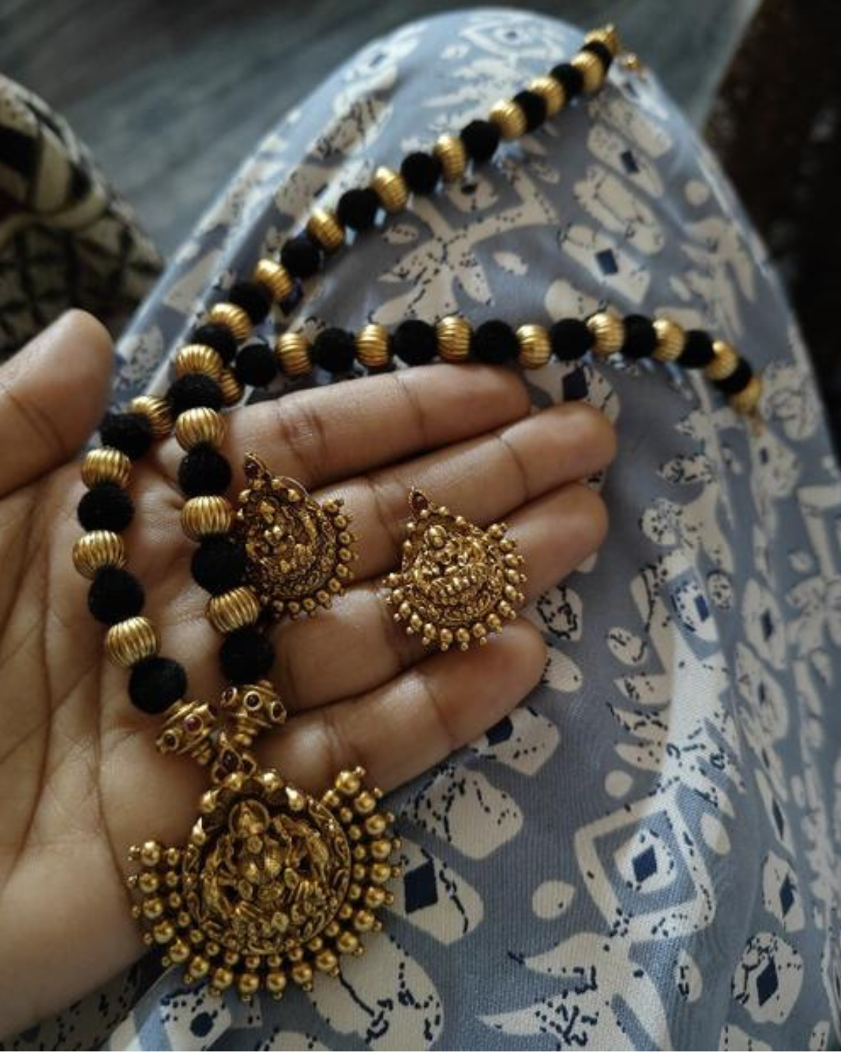 Kaltury™ Black Thread Kemp Stone Lakshmi Necklace Set