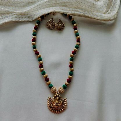 Kaltury™ Black Thread Kemp Stone Lakshmi Necklace Set